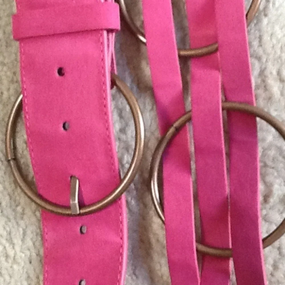 Pink belt with bronze ring accent - Picture 3 of 3